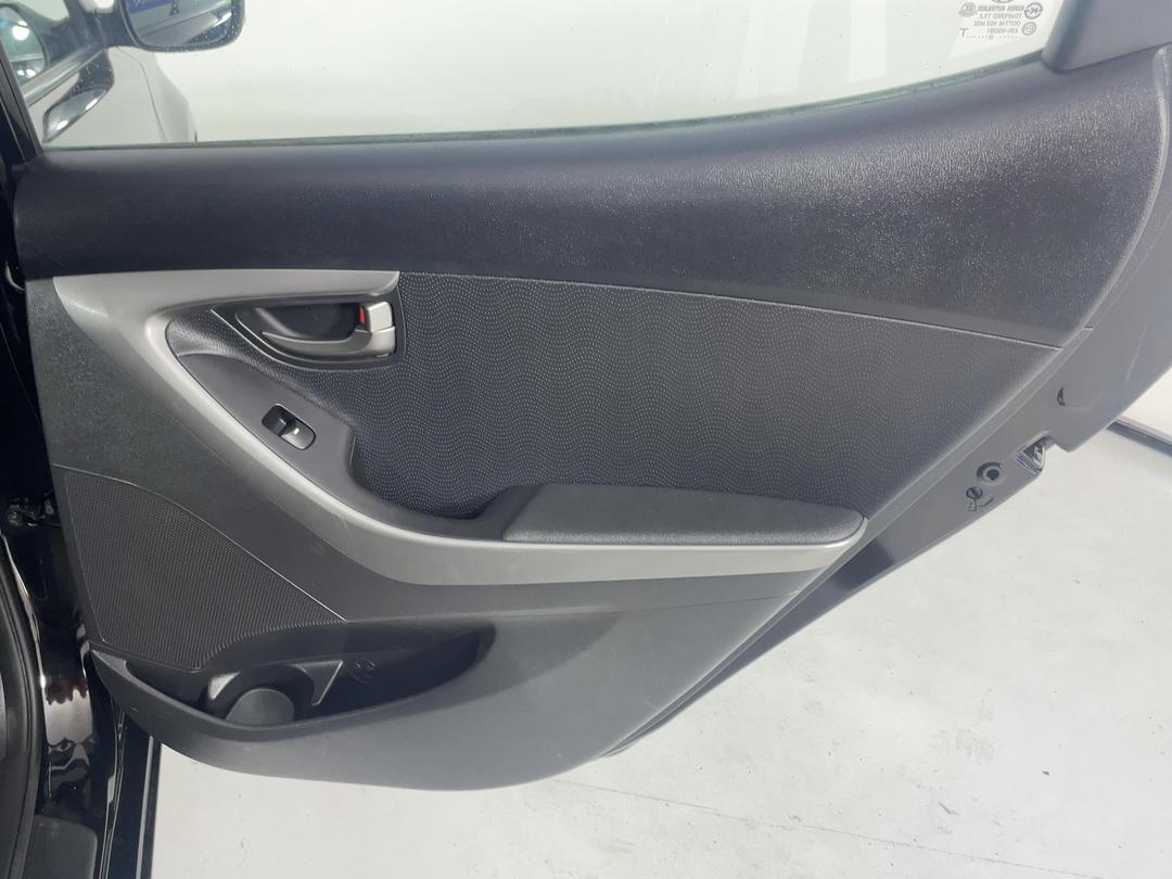 Photo '17' of Hyundai Elantra Photo '17' of Hyundai Elantra