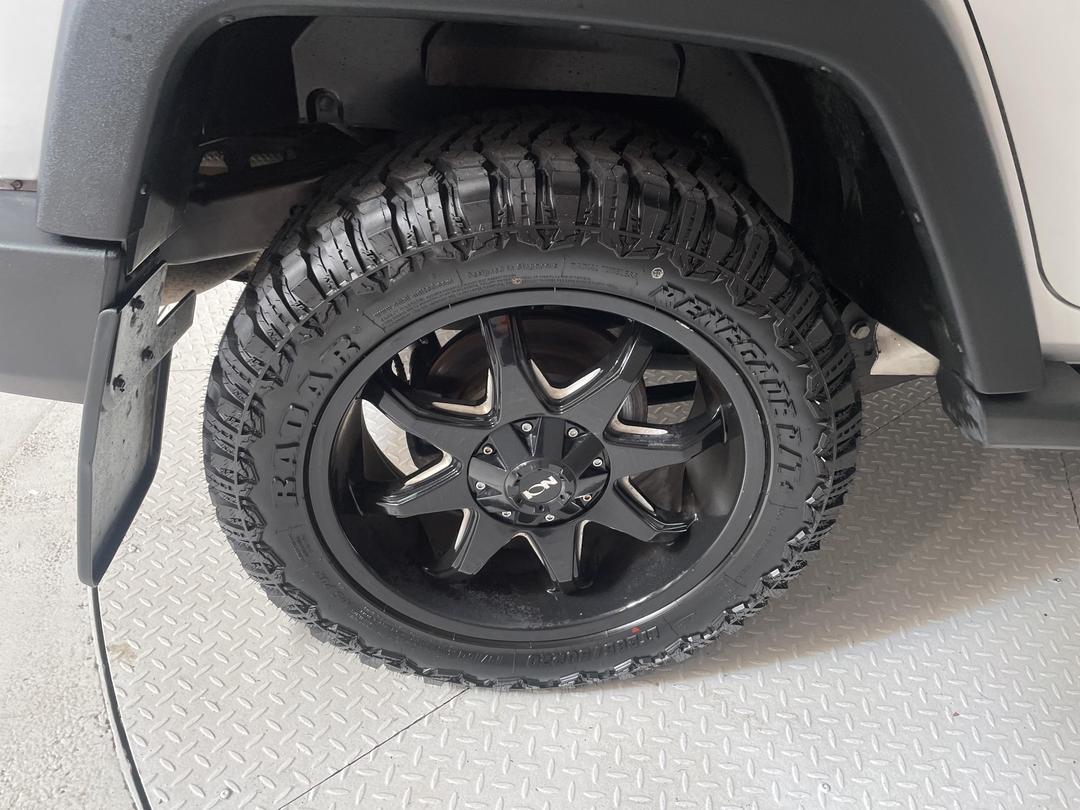 Photo '12' of Jeep Wrangler