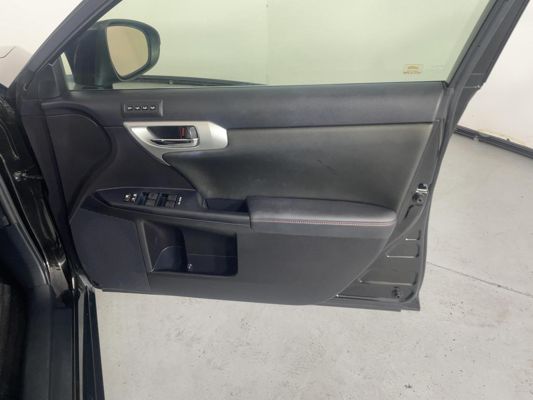 Photo '15' of Lexus CT200H