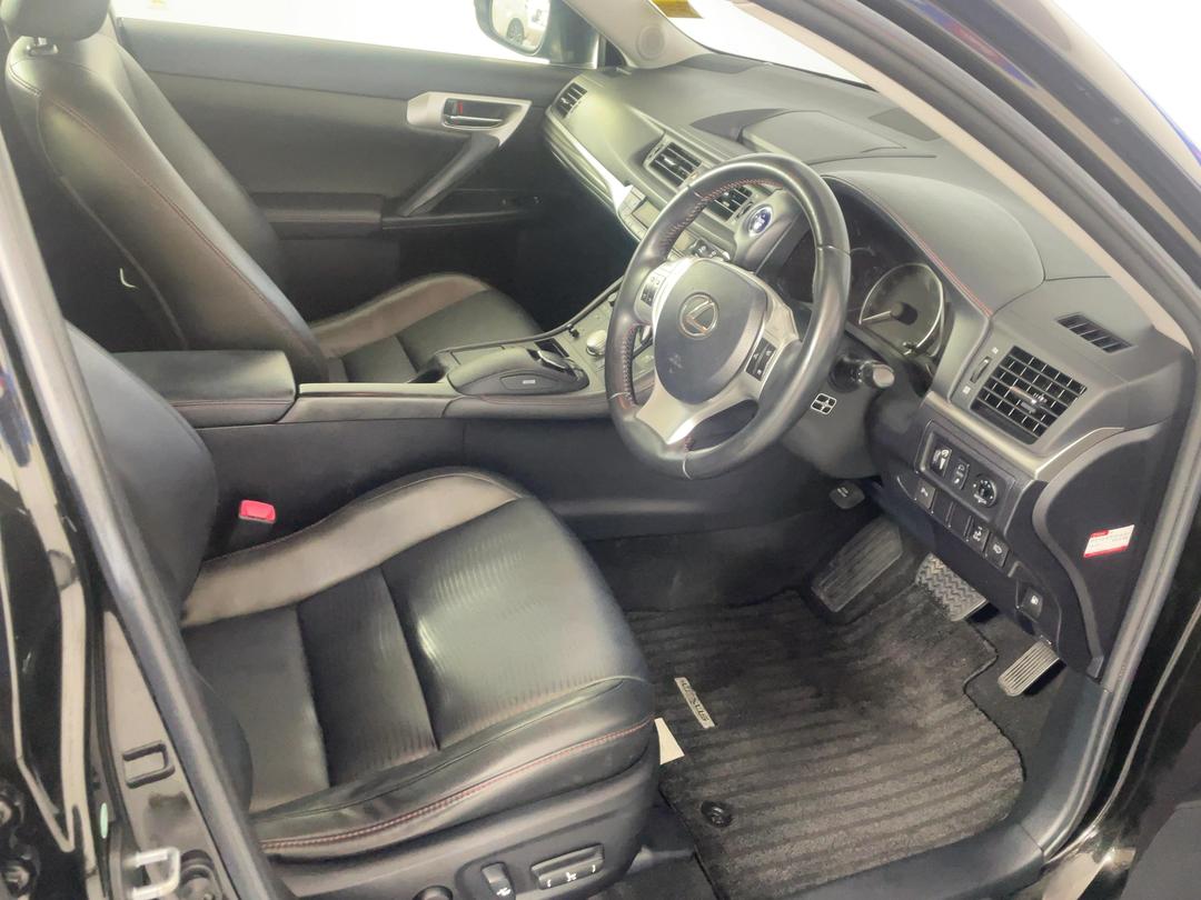 Photo '16' of Lexus CT200H