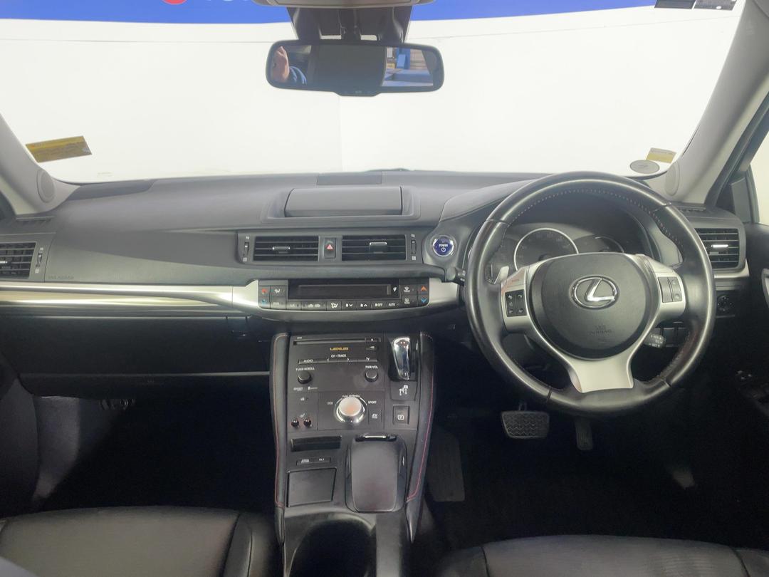 Photo '17' of Lexus CT200H