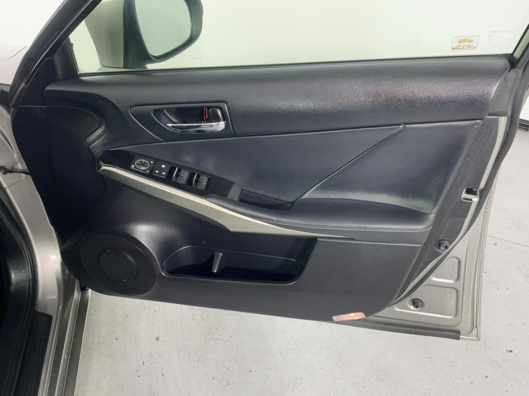 Photo '15' of Lexus IS250