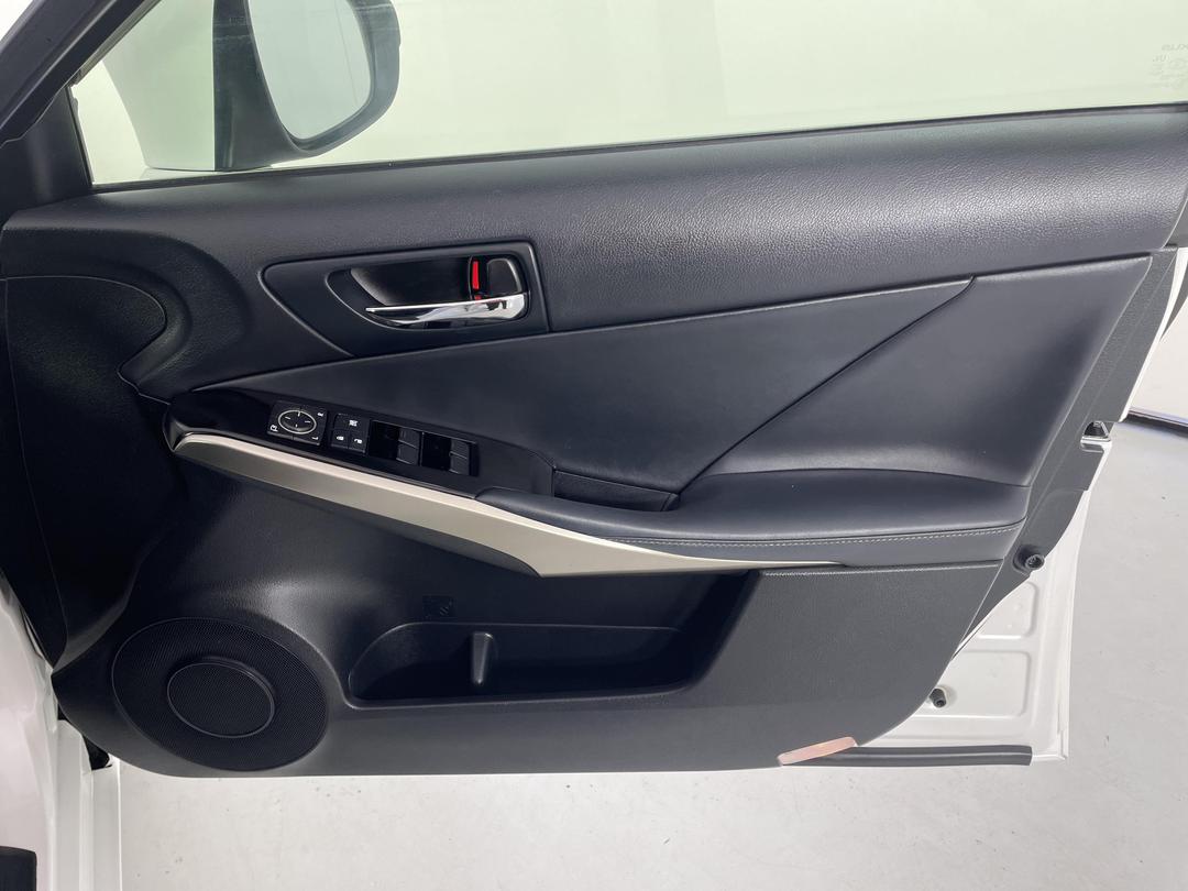 Photo '15' of Lexus IS300H