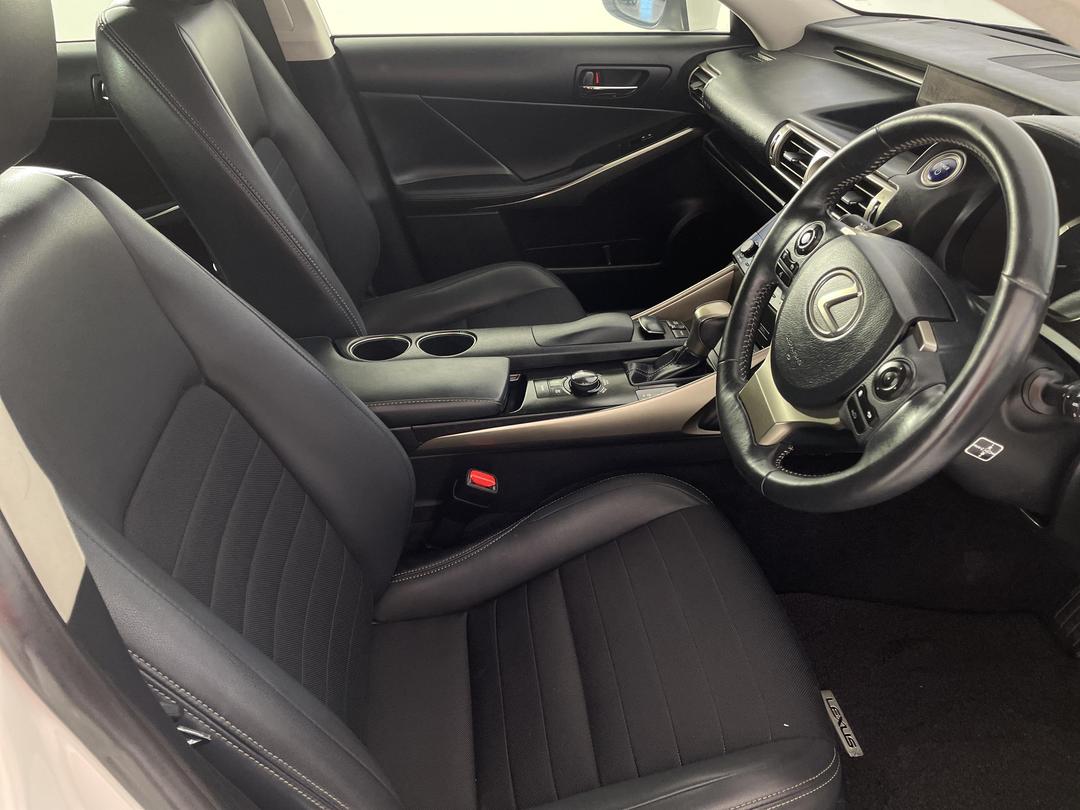 Photo '16' of Lexus IS300H