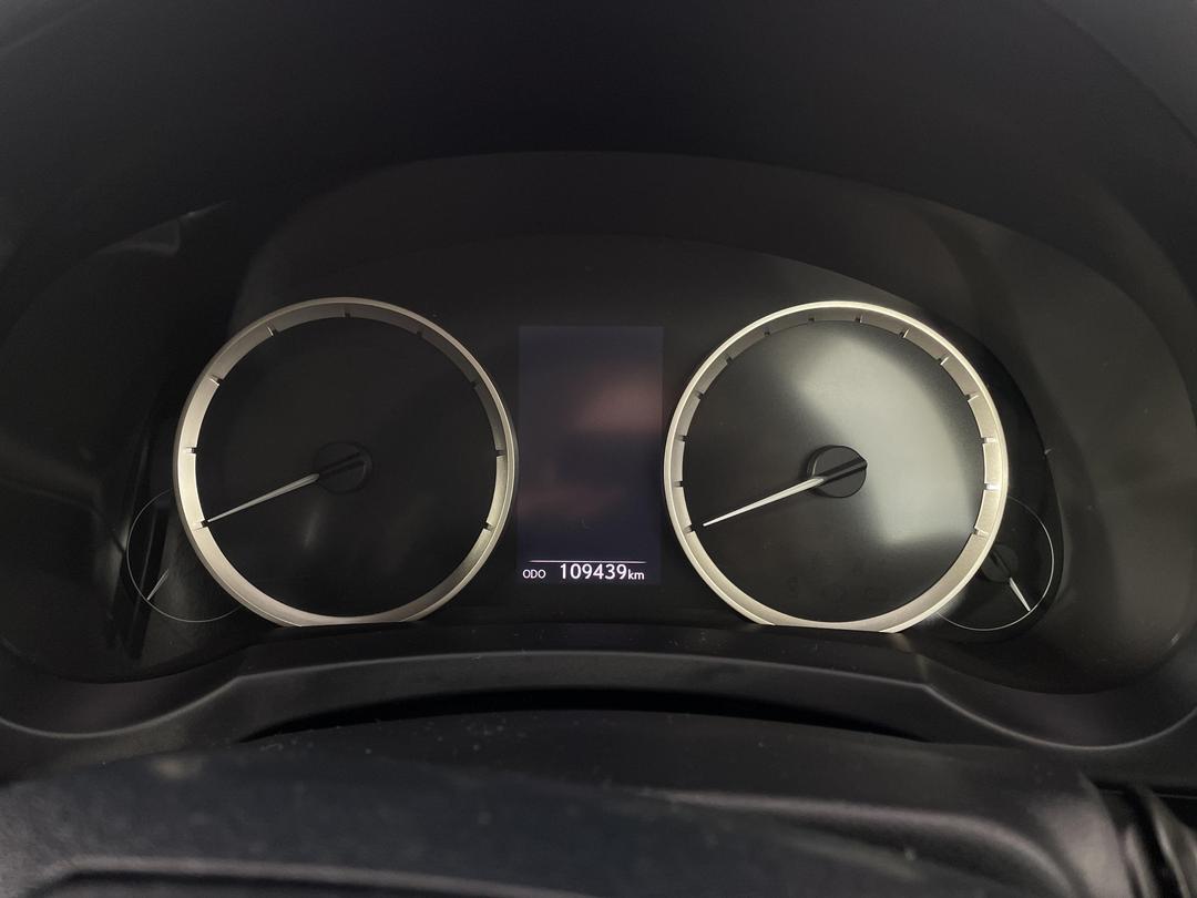 Photo '21' of Lexus IS300H