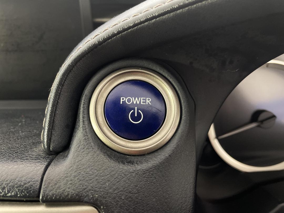 Photo '29' of Lexus IS300H