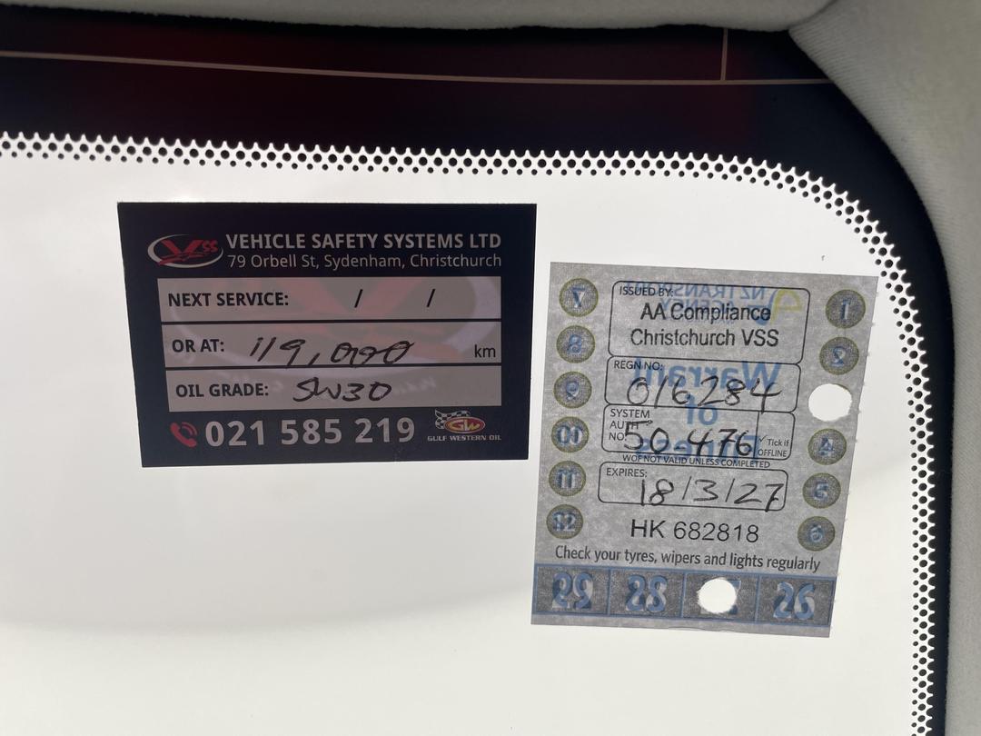 Photo '32' of Lexus IS300H