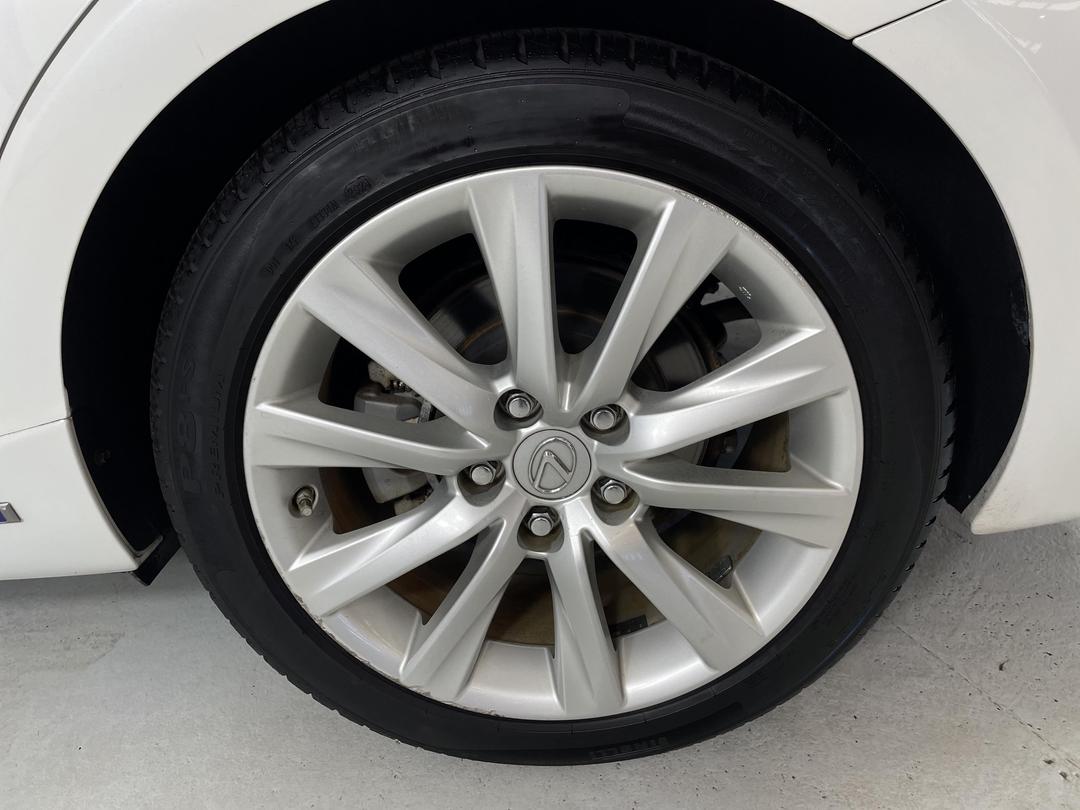 Photo '11' of Lexus IS300H