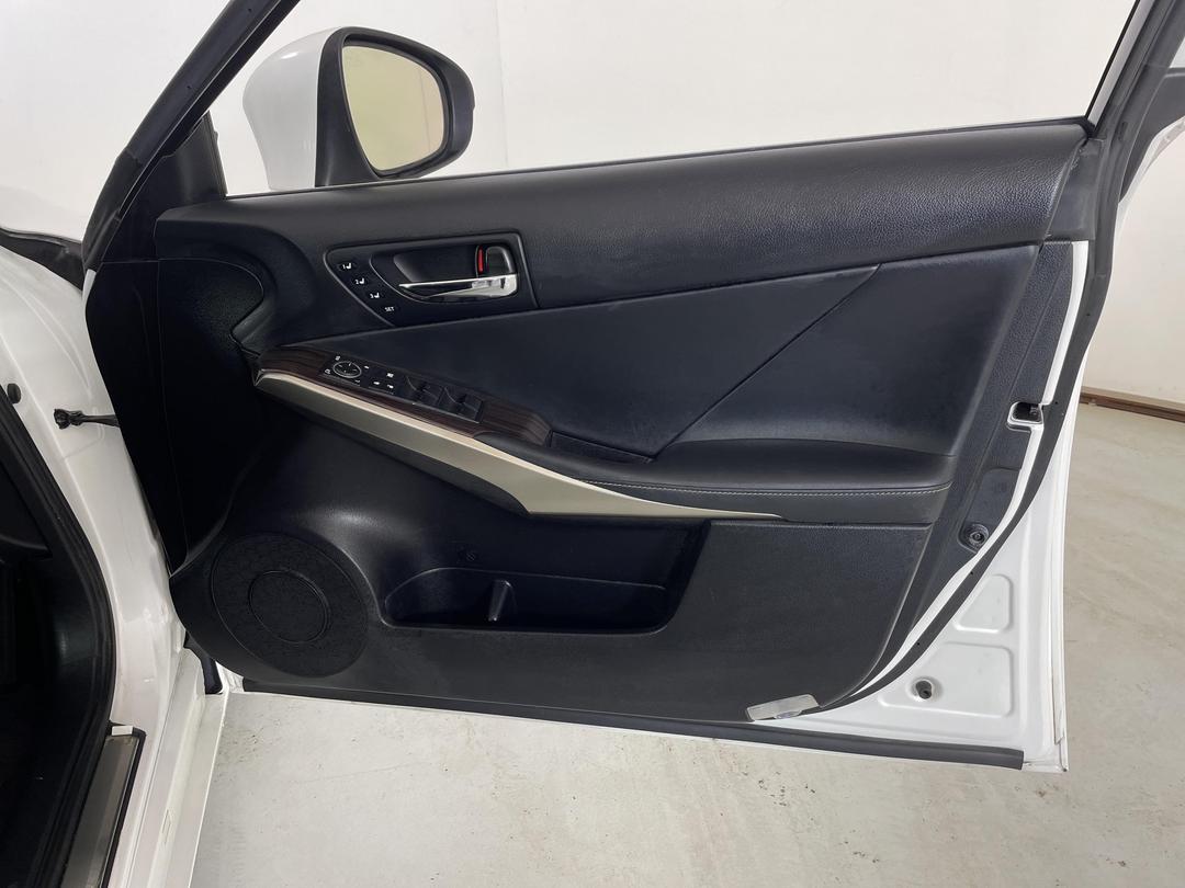 Photo '15' of Lexus IS300H