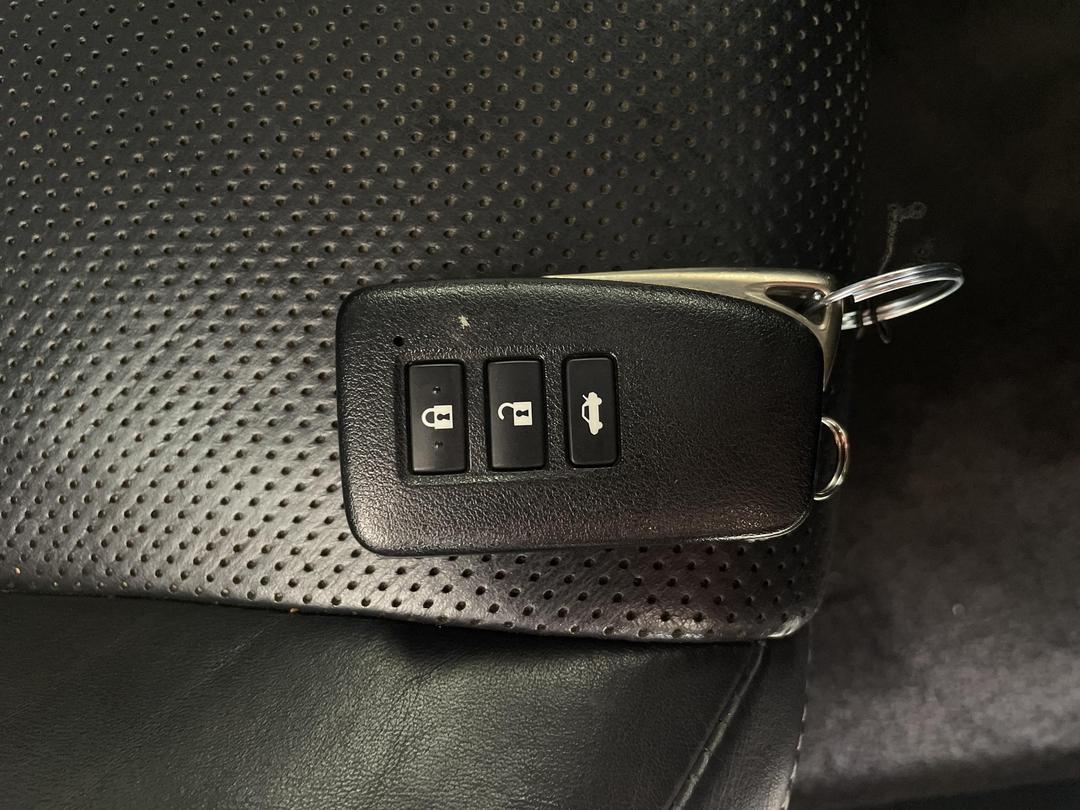 Photo '22' of Lexus IS300H