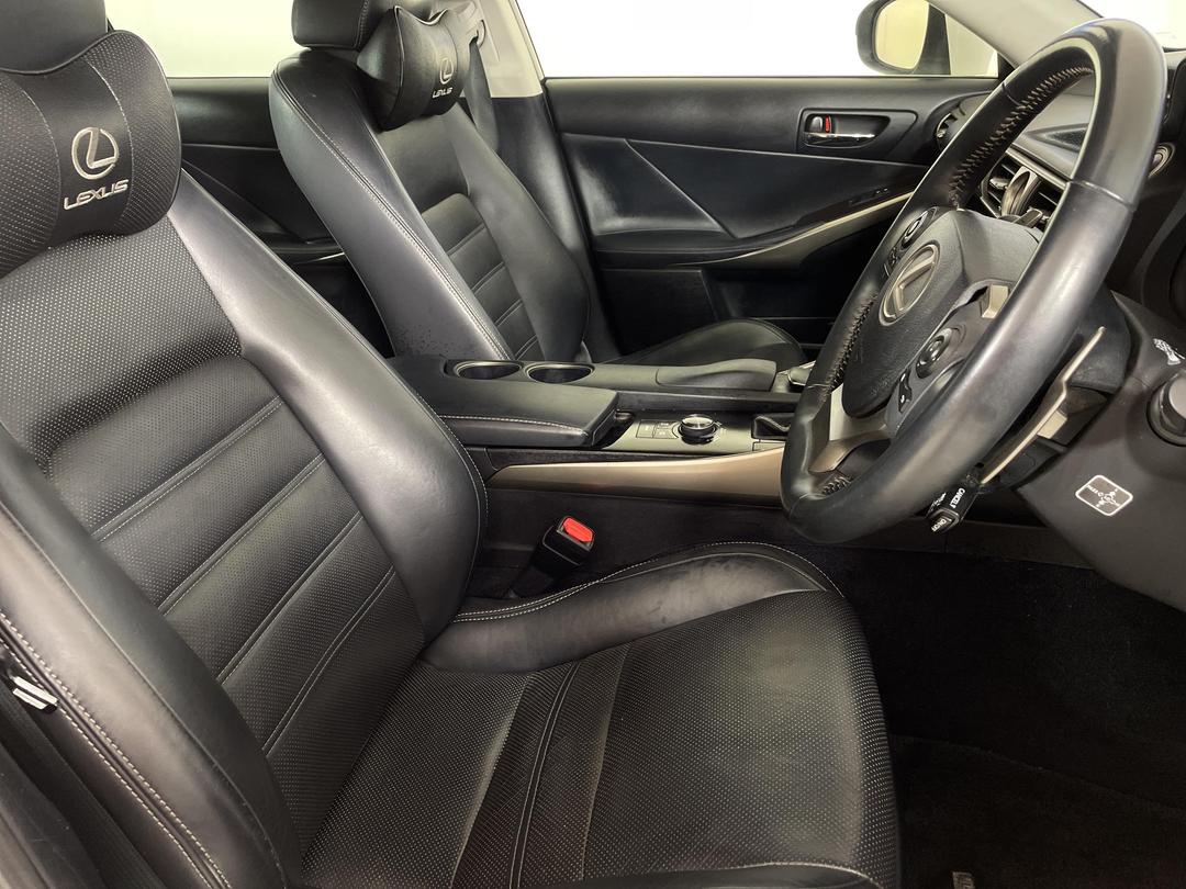Photo '16' of Lexus IS300H