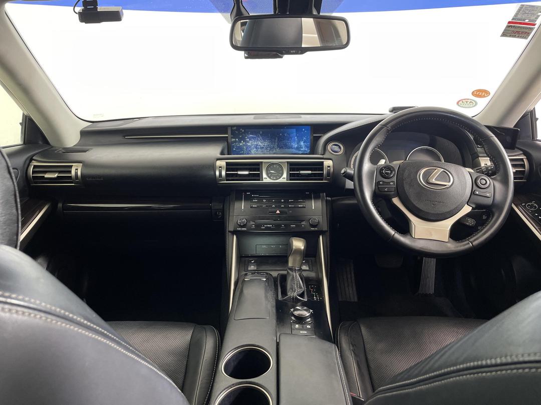 Photo '17' of Lexus IS300H