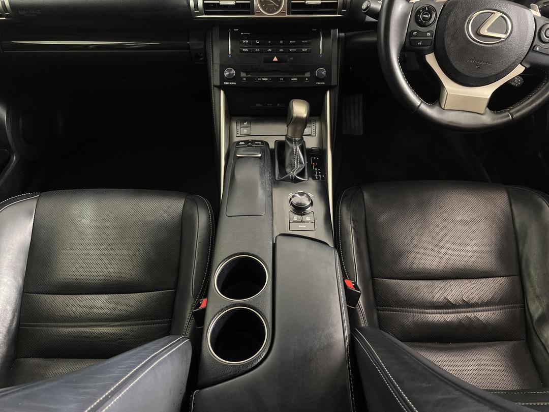 Photo '18' of Lexus IS300H