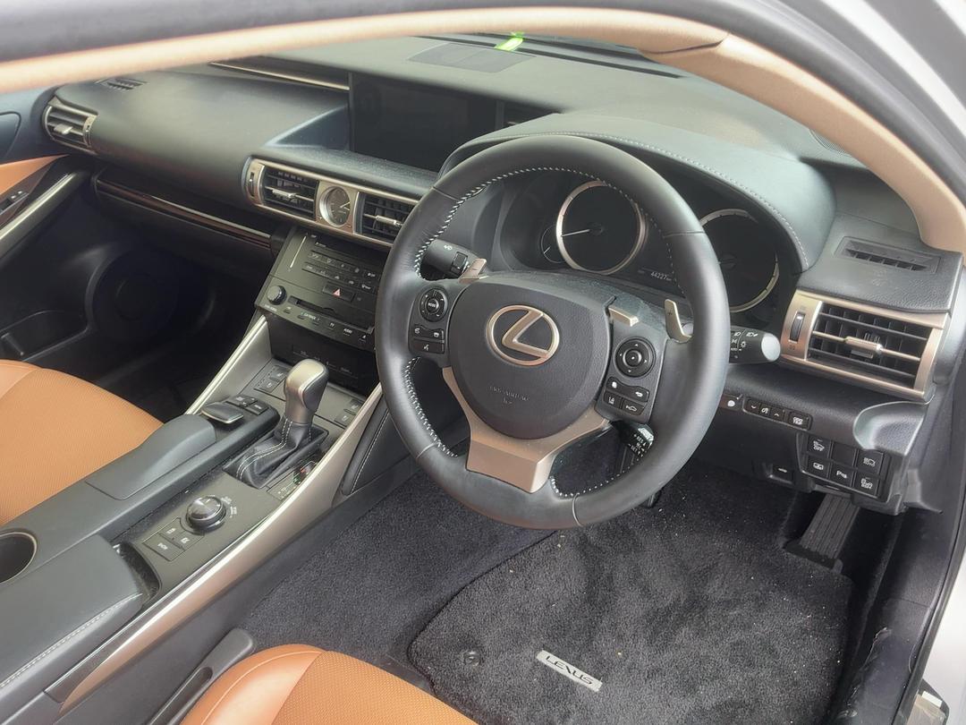 Photo '15' of Lexus IS300H
