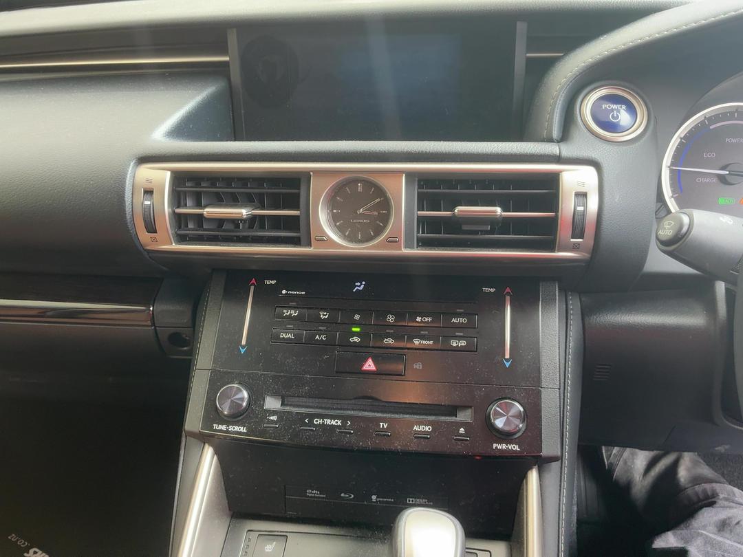 Photo '17' of Lexus IS300H