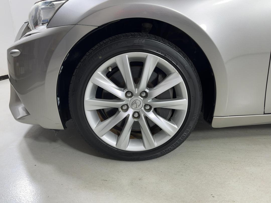 Photo '10' of Lexus IS350