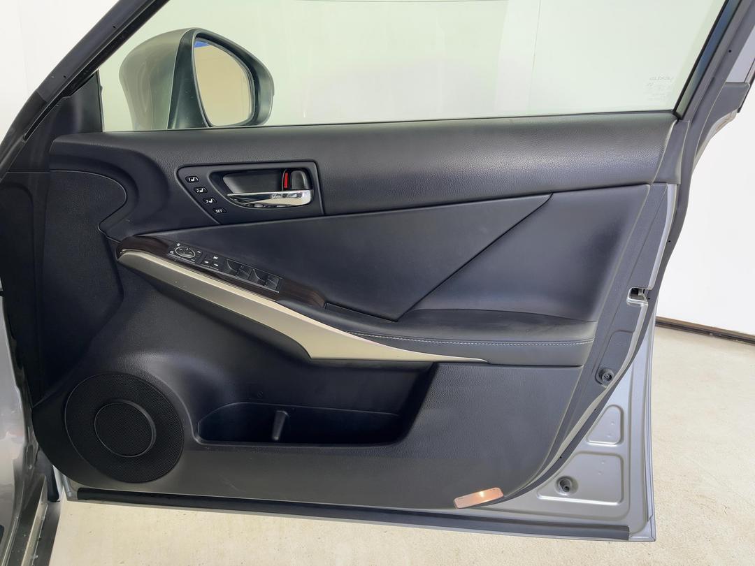 Photo '15' of Lexus IS350