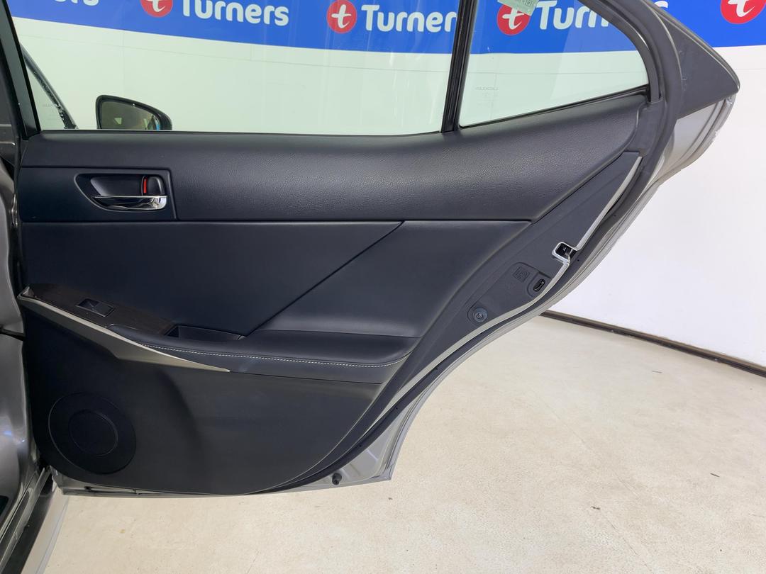 Photo '19' of Lexus IS350