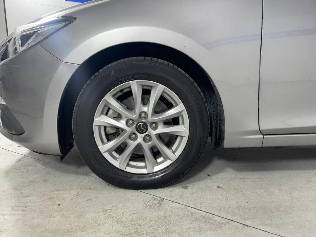 Photo '10' of Mazda Axela