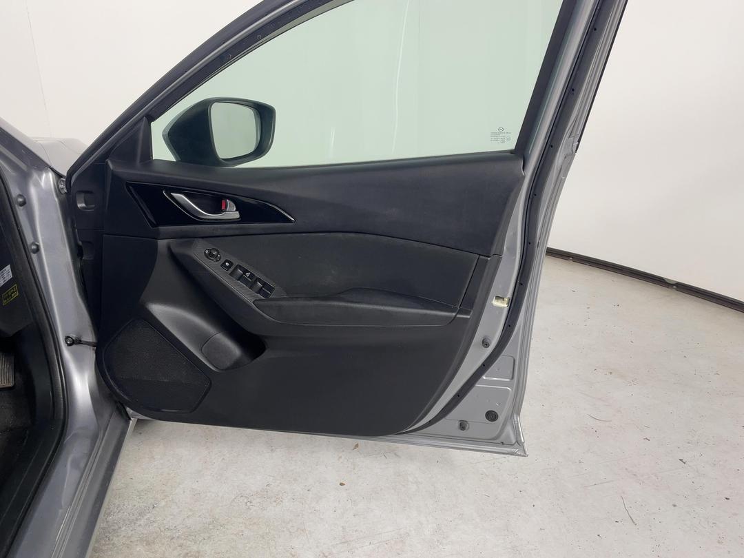 Photo '15' of Mazda Axela