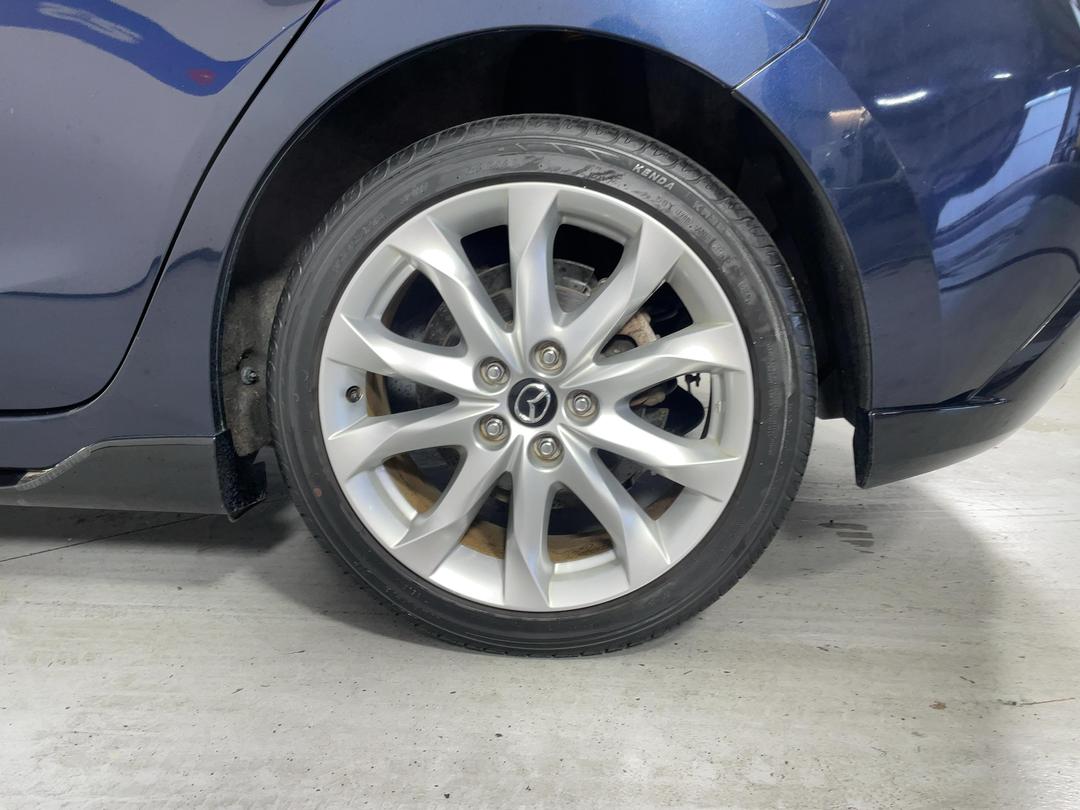 Photo '11' of Mazda Axela