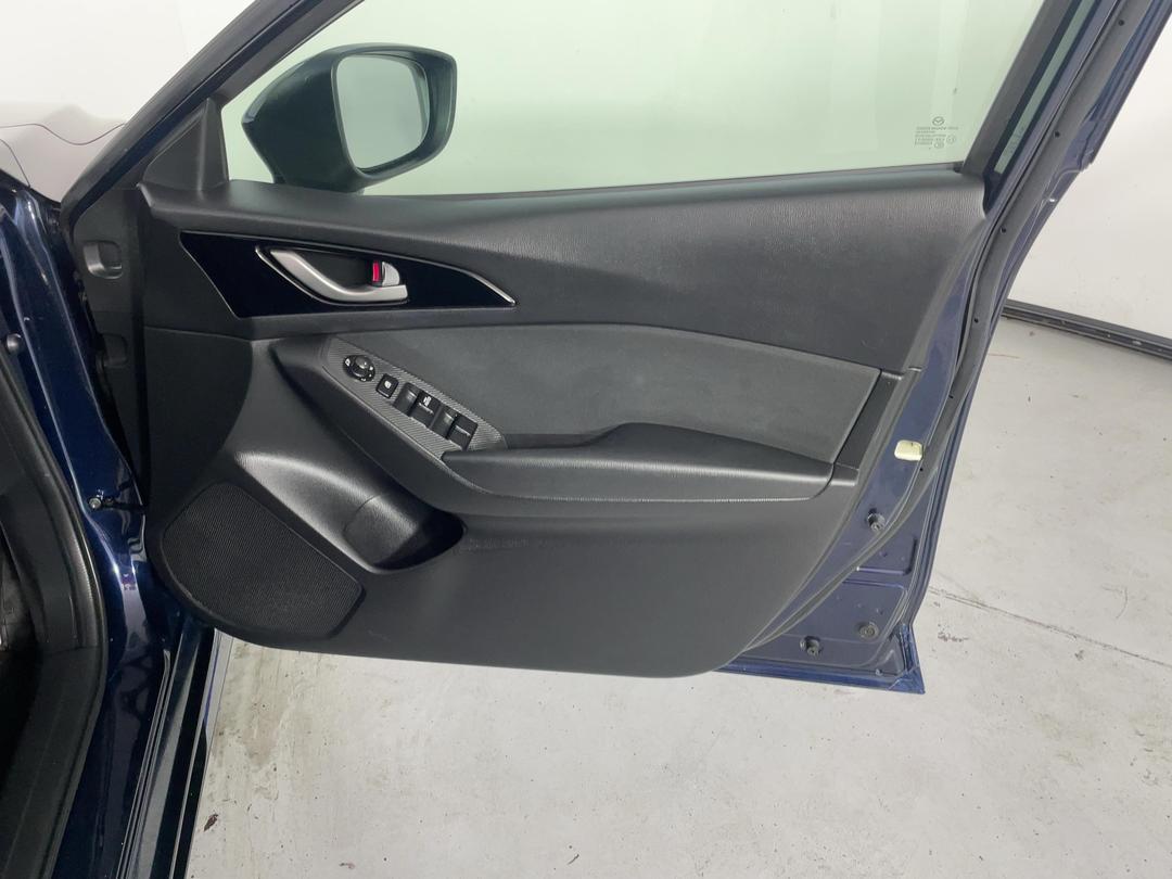 Photo '15' of Mazda Axela