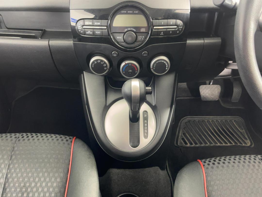 Photo '18' of Mazda Mazda2