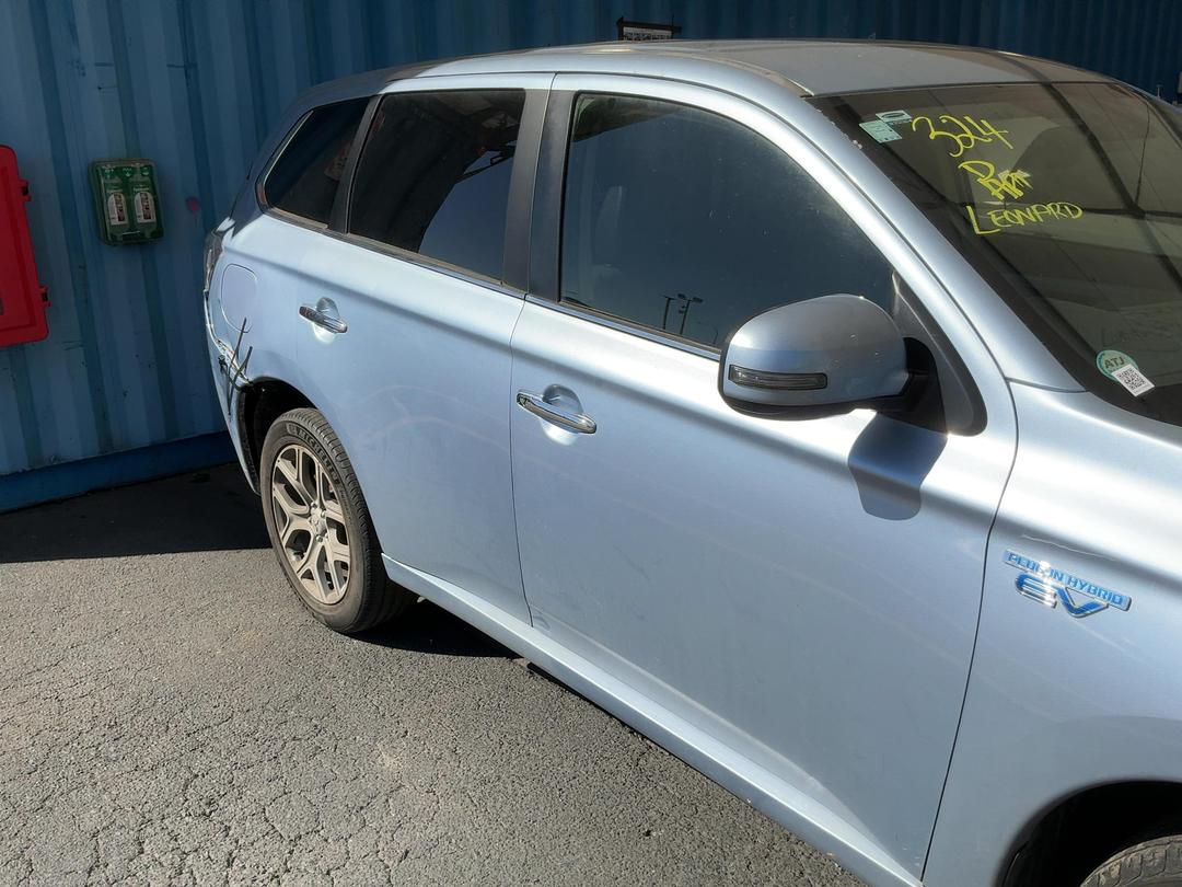 Photo '2' of Mitsubishi Outlander Phev Photo '2' of Mitsubishi Outlander Phev