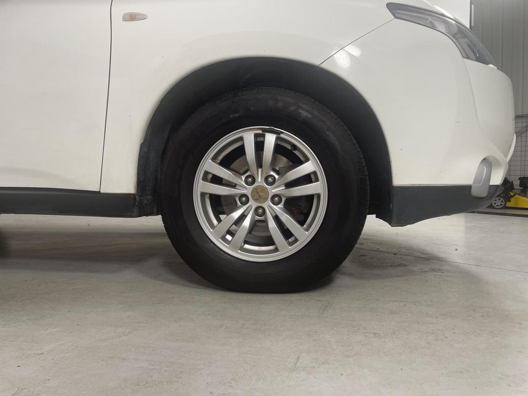 Photo '9' of Mitsubishi Outlander