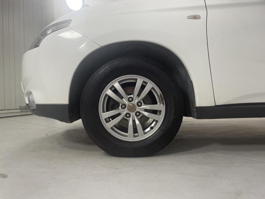 Photo '10' of Mitsubishi Outlander