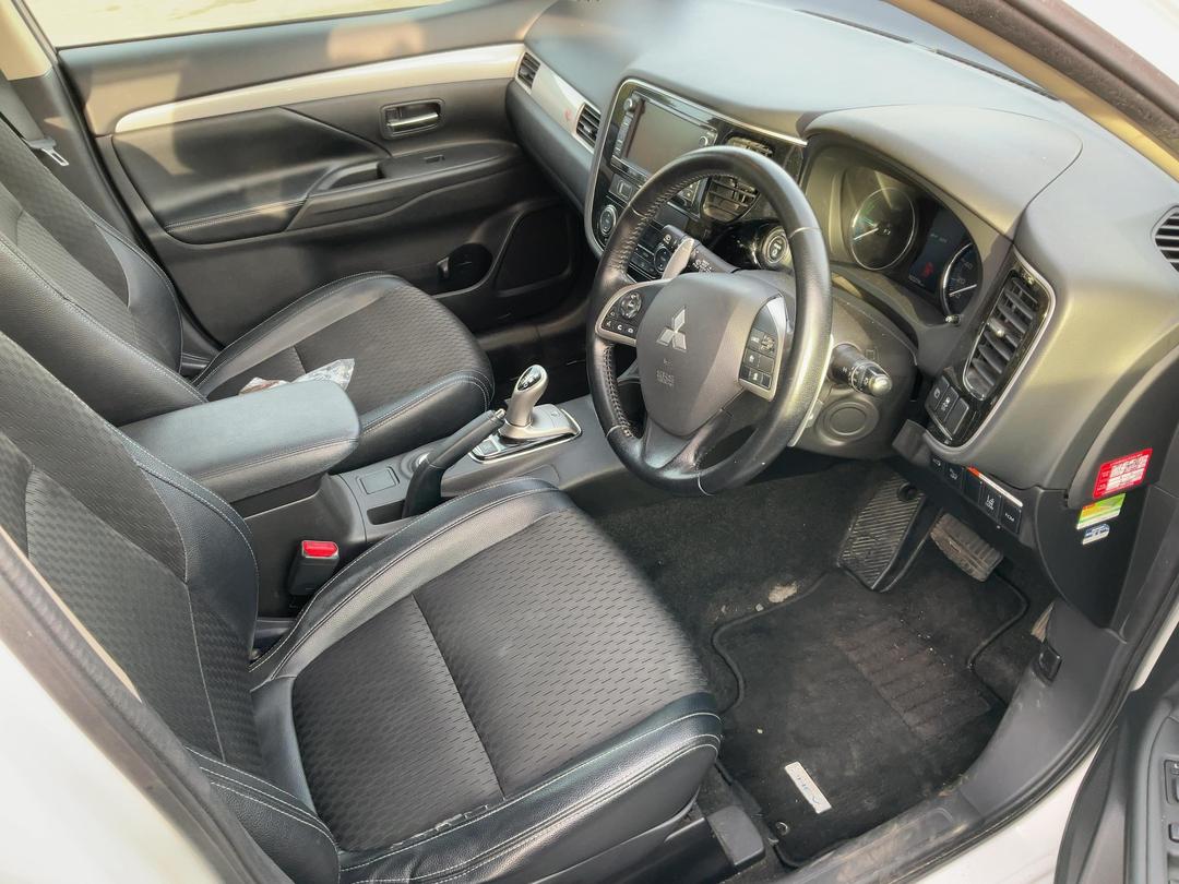 Photo '17' of Mitsubishi Outlander Phev