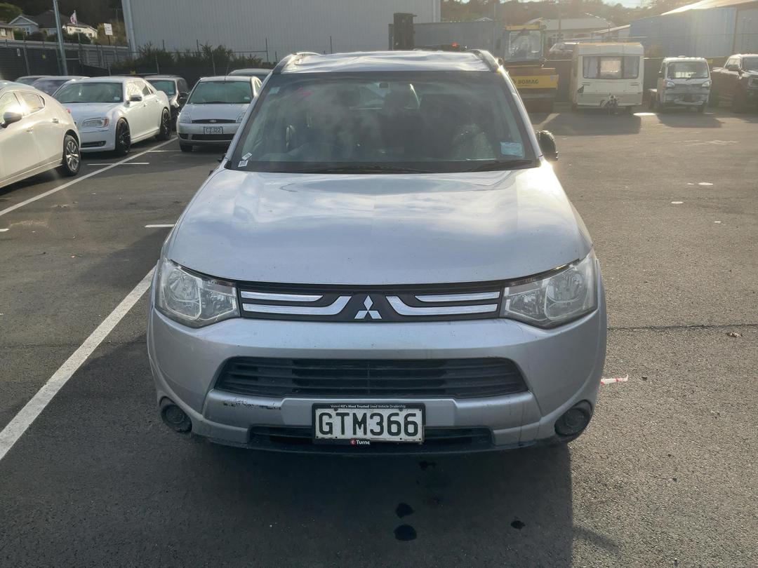 Photo '2' of Mitsubishi Outlander LS Photo '2' of Mitsubishi Outlander LS