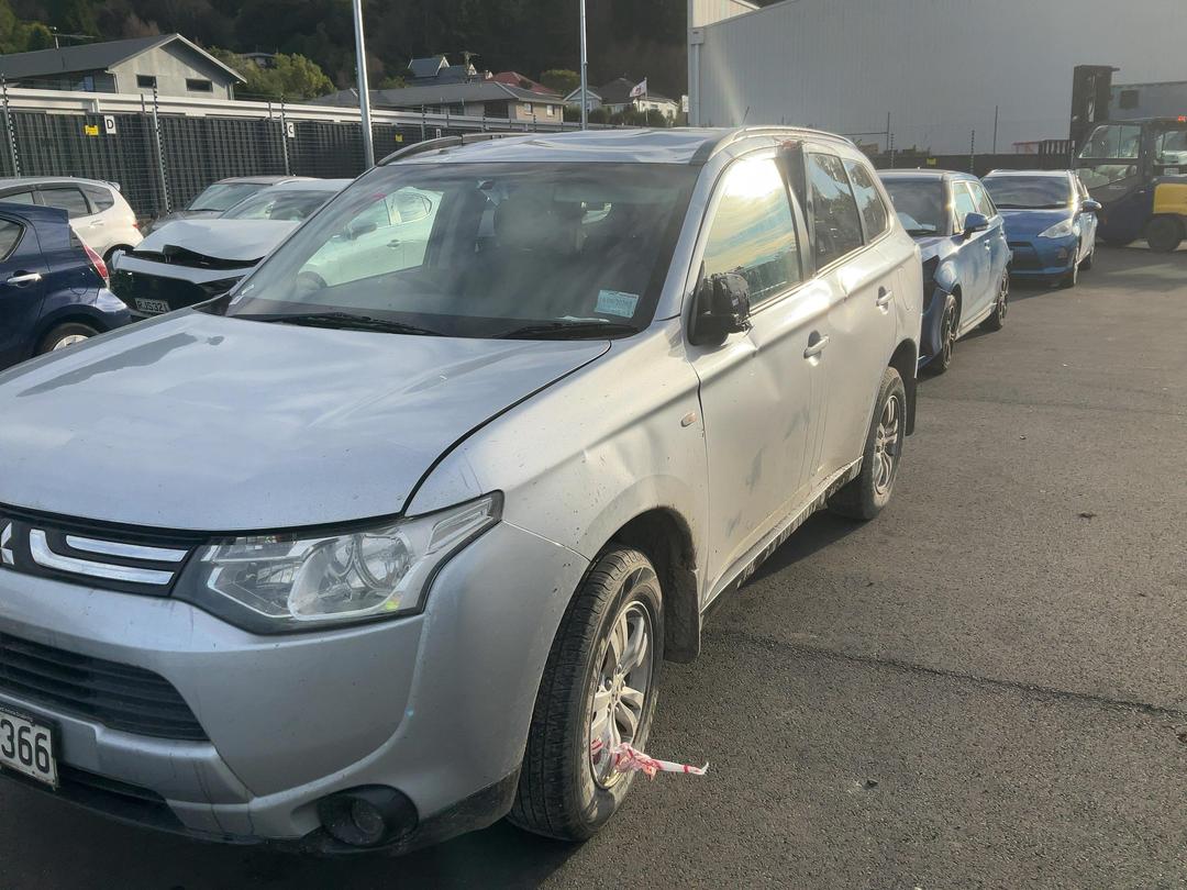 Photo '3' of Mitsubishi Outlander LS Photo '3' of Mitsubishi Outlander LS