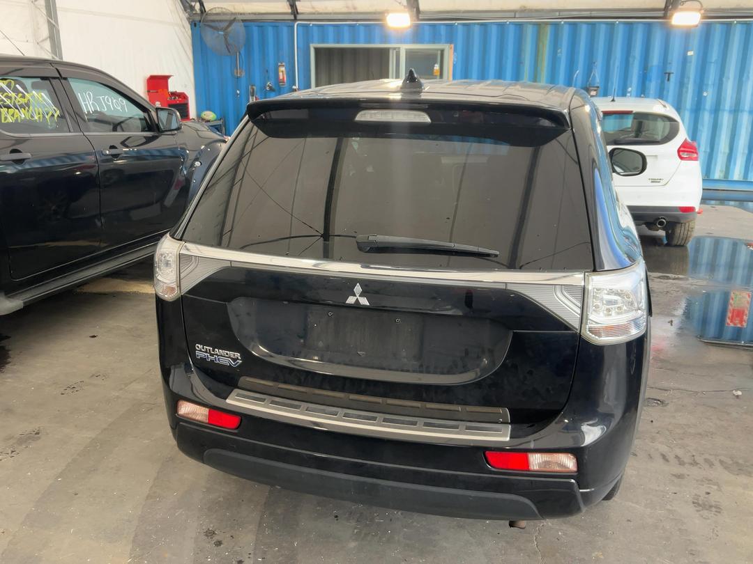 Photo '10' of Mitsubishi Outlander Phev Photo '10' of Mitsubishi Outlander Phev