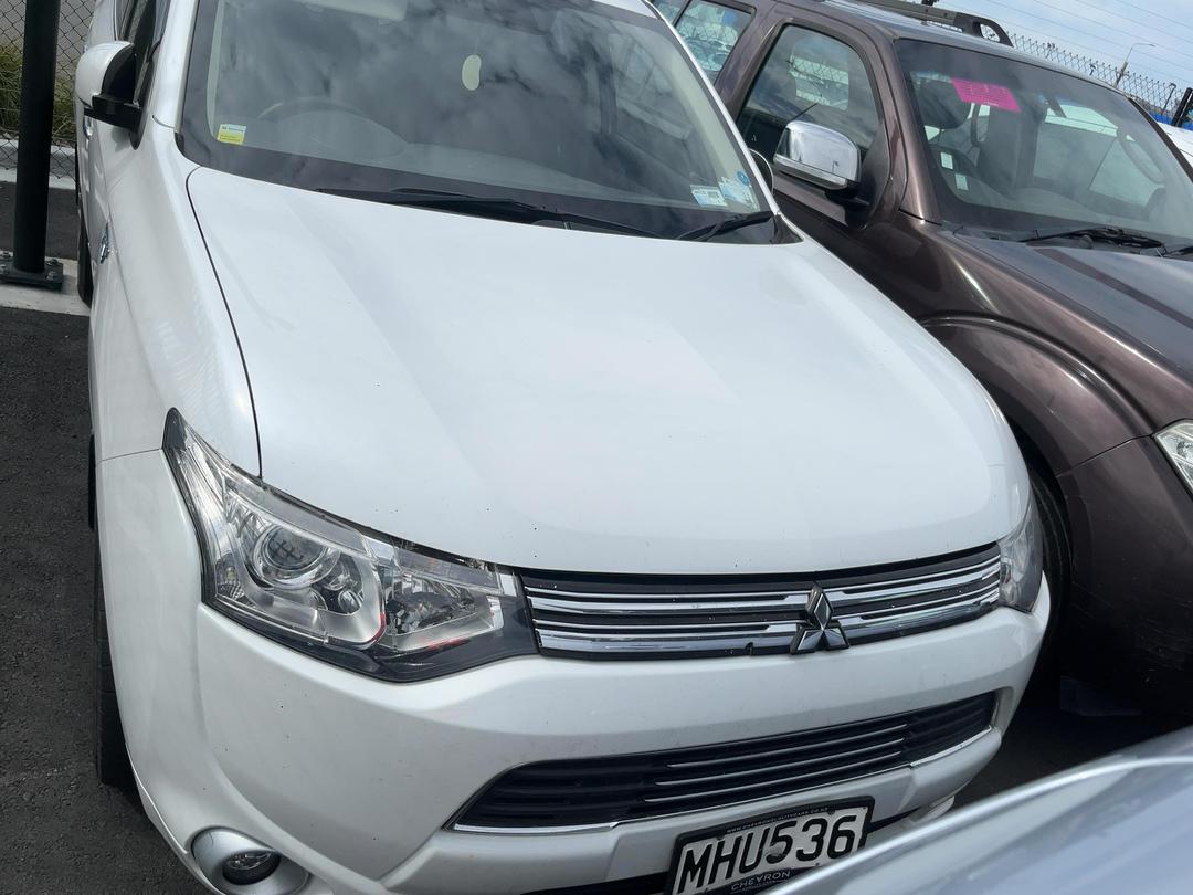 Photo '2' of Mitsubishi Outlander Phev Photo '2' of Mitsubishi Outlander Phev