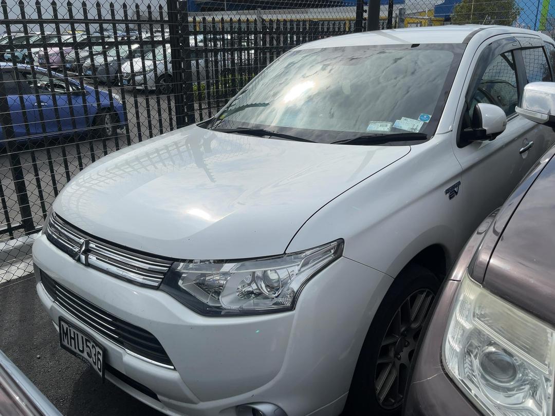 Photo '3' of Mitsubishi Outlander Phev Photo '3' of Mitsubishi Outlander Phev