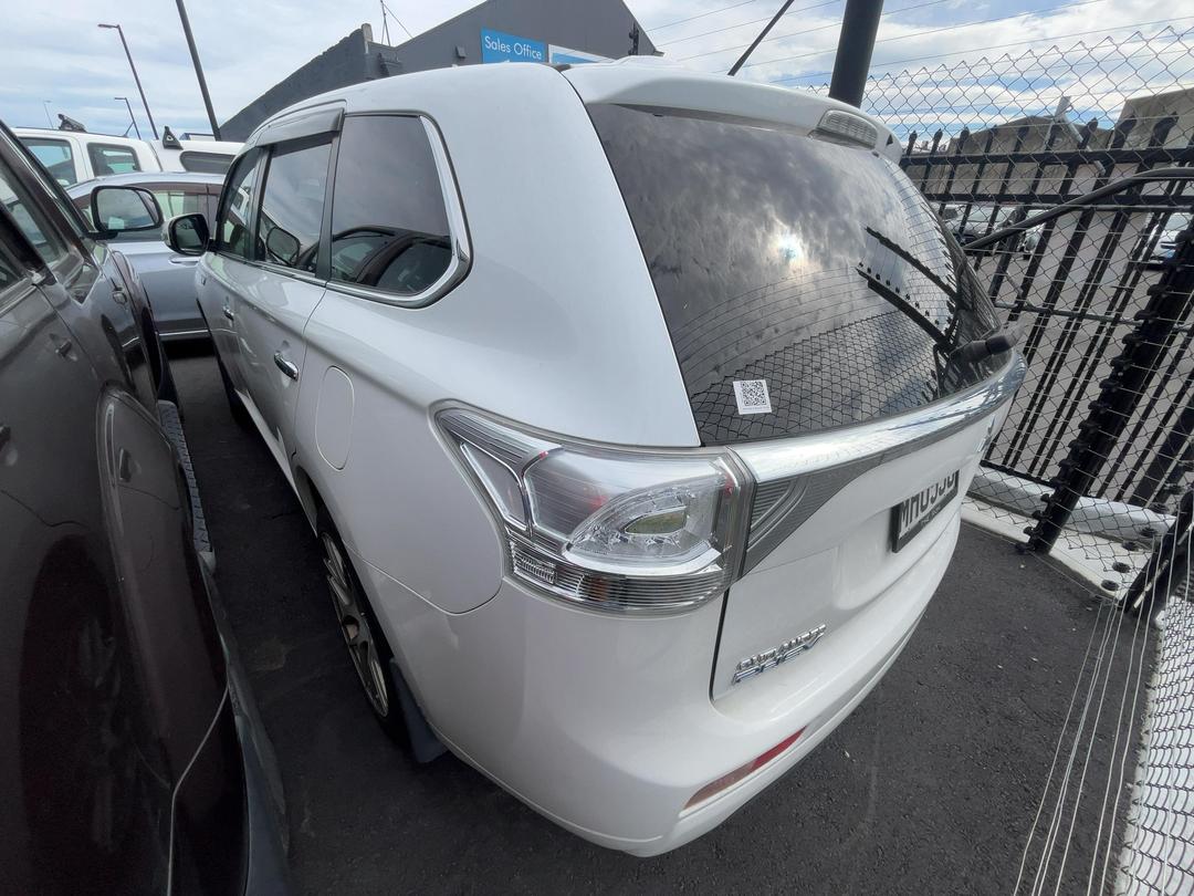 Photo '4' of Mitsubishi Outlander Phev Photo '4' of Mitsubishi Outlander Phev