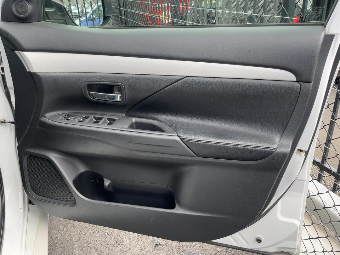 Photo '13' of Mitsubishi Outlander Phev Photo '13' of Mitsubishi Outlander Phev