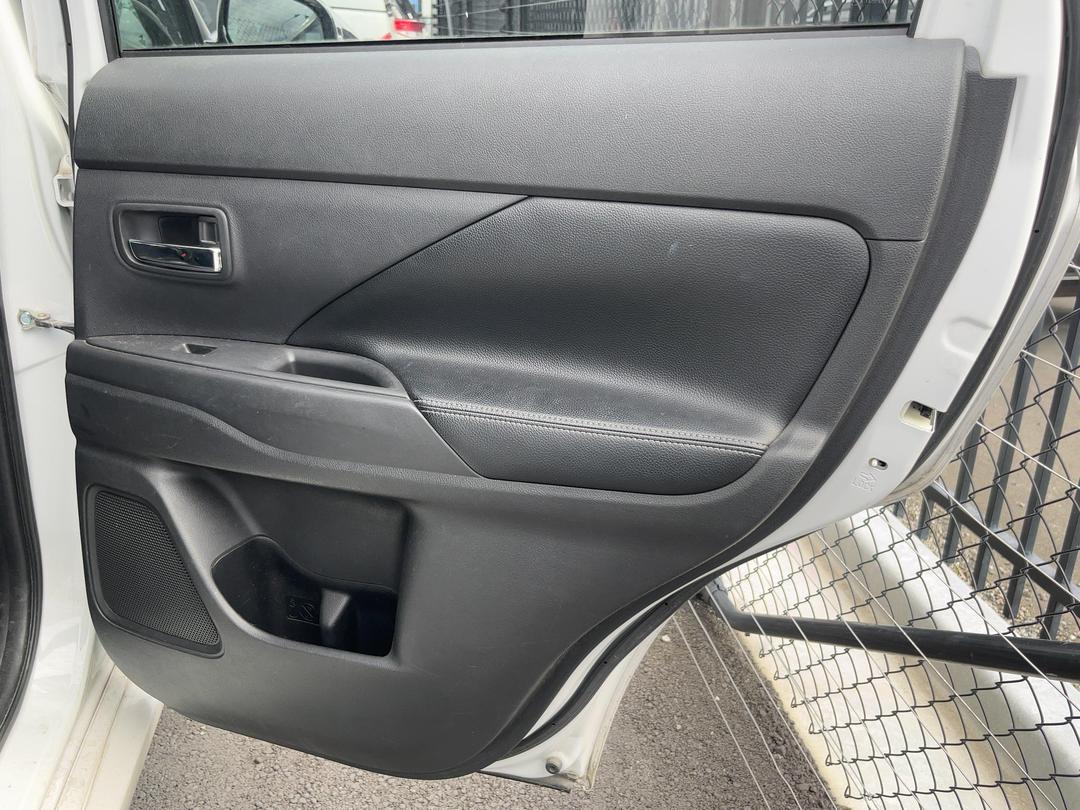 Photo '17' of Mitsubishi Outlander Phev Photo '17' of Mitsubishi Outlander Phev