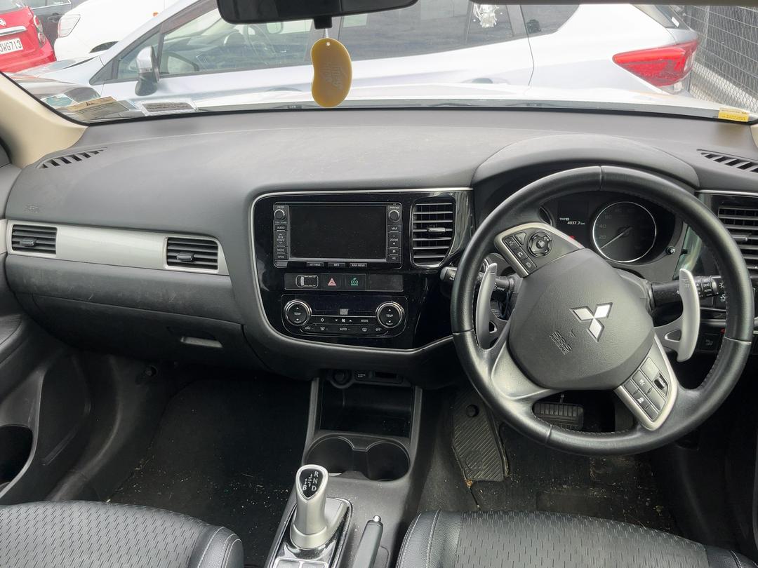 Photo '15' of Mitsubishi Outlander Phev Photo '15' of Mitsubishi Outlander Phev