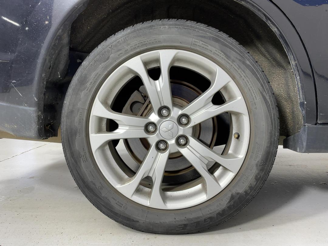 Photo '12' of Mitsubishi Outlander