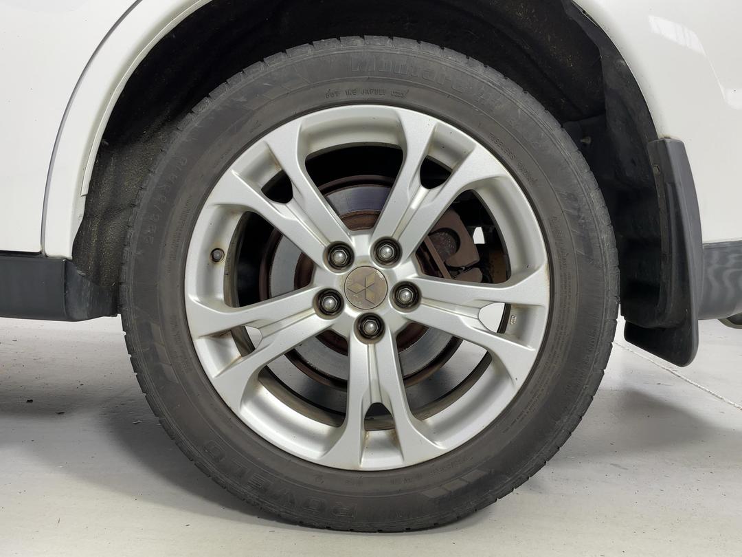 Photo '11' of Mitsubishi Outlander
