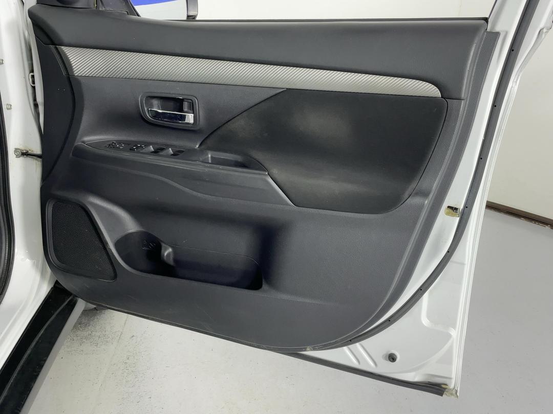 Photo '15' of Mitsubishi Outlander