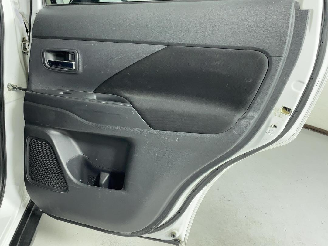 Photo '19' of Mitsubishi Outlander