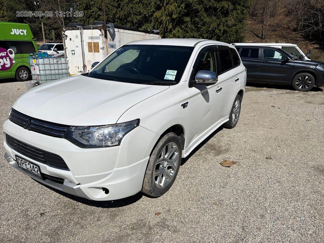 Photo '2' of Mitsubishi Outlander Phev Photo '2' of Mitsubishi Outlander Phev