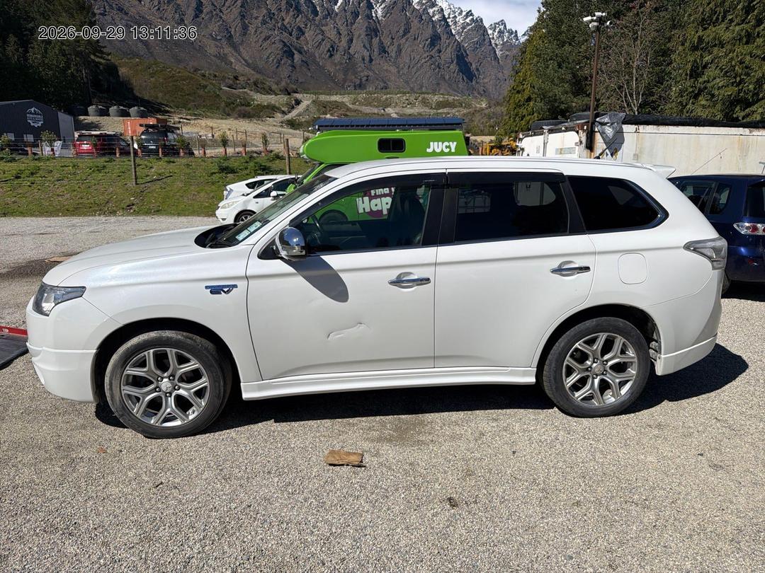 Photo '3' of Mitsubishi Outlander Phev Photo '3' of Mitsubishi Outlander Phev