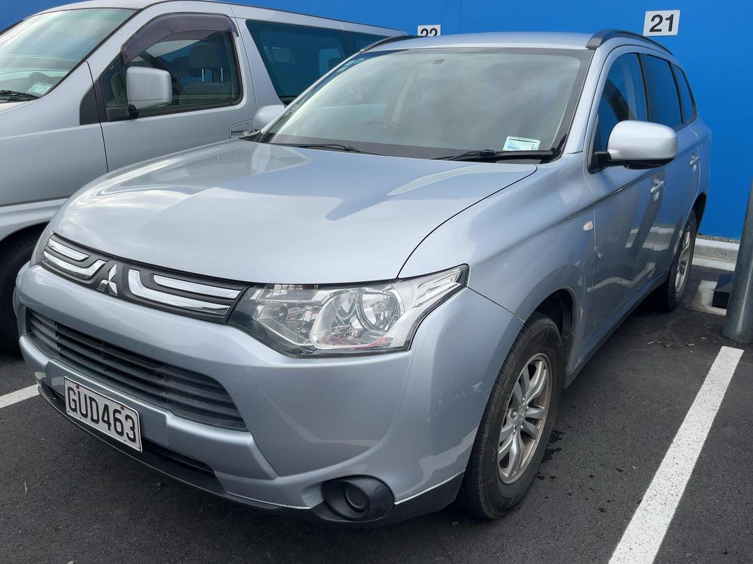 Photo '3' of Mitsubishi Outlander LS Photo '3' of Mitsubishi Outlander LS