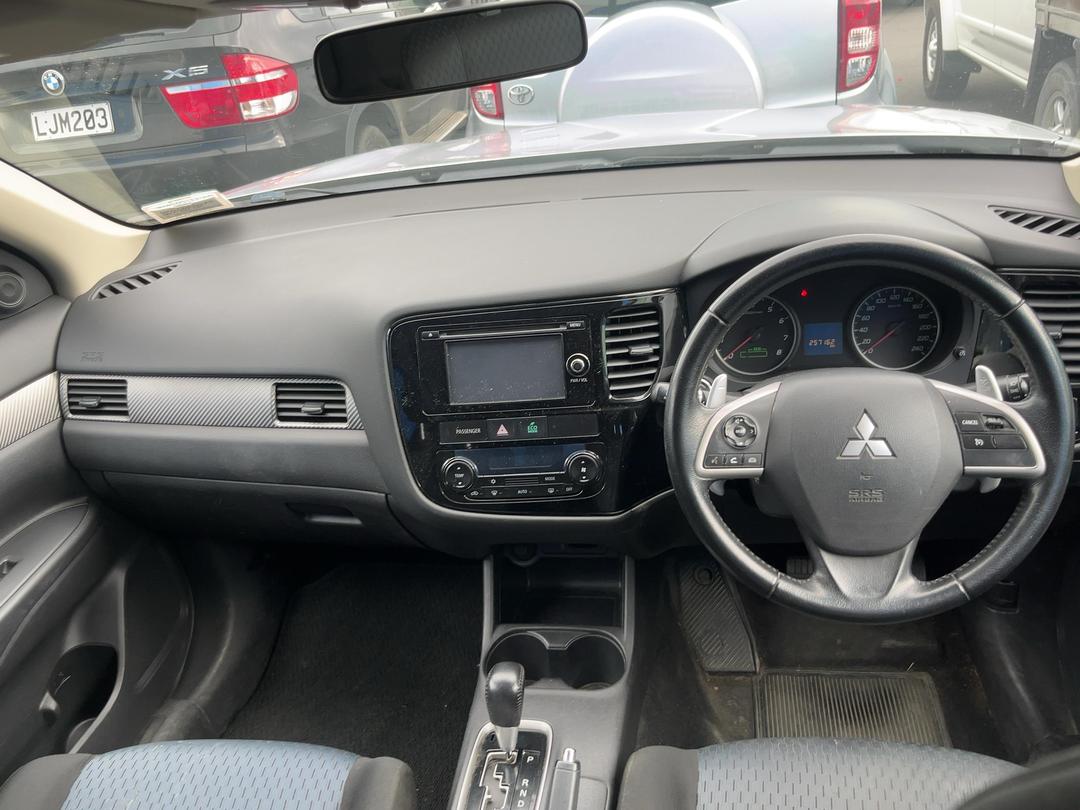 Photo '15' of Mitsubishi Outlander LS Photo '15' of Mitsubishi Outlander LS