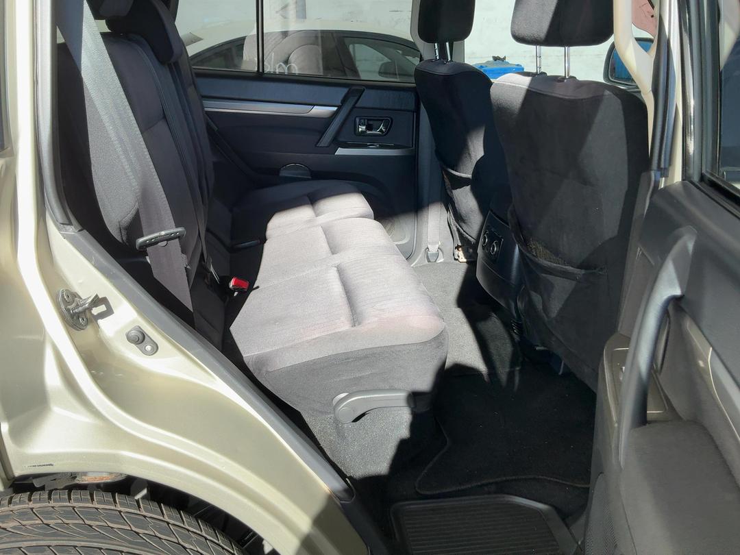 Photo '18' of Mitsubishi Pajero Photo '18' of Mitsubishi Pajero
