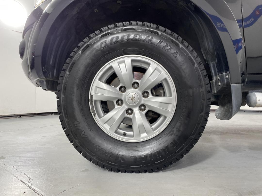 Photo '10' of Mitsubishi Triton